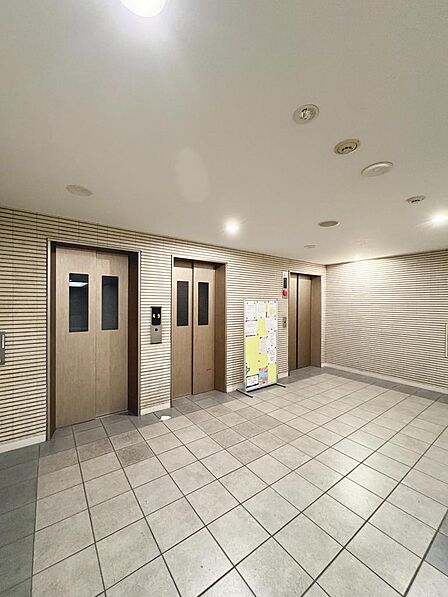 共用部まで丁寧に管理されたエレベーターホールです。
