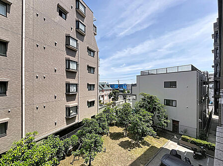 【3階バルコニーからの眺望】敷地内の豊かな緑を見下ろす、開放的で気持ちの良いビュー。前面に高い建物がなく、陽当りも良好です。