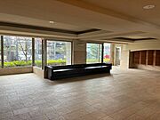 【まるで高級ホテルのラウンジ】光と緑が優しく包み込む、開放的な気品あふれるロビー。