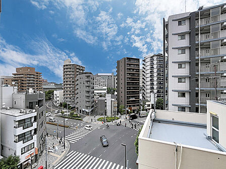 前面に遮るものがなく、心地よい青空が広がる7階からの眺望です。南東角住戸ならではの豊かな陽当りと、都市の利便性を享受しながらも開放感に満ちたゆとりある暮らしを実感していただけます。