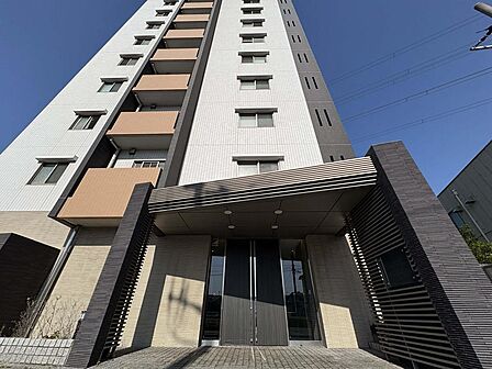 高級感漂うシックな色調のエントランスアプローチ。