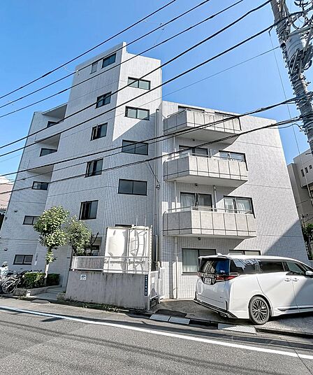 明るい街並みに調和するシンプルで落ち着いた外観デザイン。日当たりが良く解放感のある立地です。