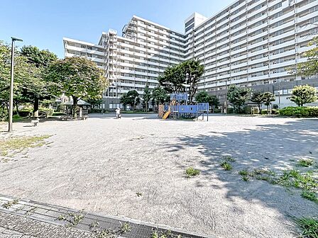 遊具や広いスペースを備えた近隣の公園。緑に囲まれた開放的な空間で、お子様の遊び場や気分転換にぴったりです。