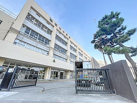 通学圏内にある学校施設。整った環境で安心してお子様を通わせることができます。