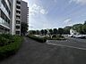 駐車場：緑豊かな植栽に囲まれた広々とした敷地アプローチ。前面道路から奥まり、落ち着いた環境です。