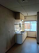 【キッチン】西向きの窓から、夕方まで柔らかな陽光が差し込みます。シンプルな内装のため、様々な家具と調和し、お好みのお部屋作りが楽しめそうです。