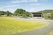 土岐市総合公園自然の地形を生かした遊歩道をはじめ、野球場やテニスコートなどさまざまなスポーツ施設があり、多目的広場なども整備された都市公園。スポーツを楽しむのにピッタリです。 770m