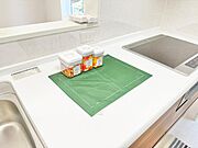 調理台にコンセント付き。スマホで動画を見ながら家事ができます