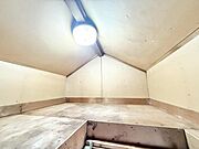 趣味の道具もたっぷりしまえる小屋裏収納付き。