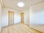 6.5帖洋室は大きなベッドも置けそうなゆとりのある一室です。
