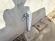外には立水栓付き。