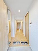 玄関を開けるとパッと明るい人感センサーでお出迎え。