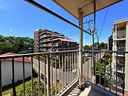 格子タイプの手すり壁は圧迫感が無く、日の光を室内にたっぷり取り込みます。