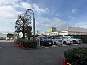 駐車場があるため車通勤の方にも安心なマンションです。（空き状況は要確認）