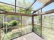 お庭が見渡せるサンルーム付き