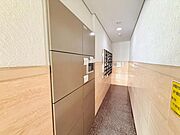 宅配ボックス完備。お仕事が忙しく不在が多い方も楽しみな荷物がスムーズに受け取れます。