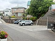 駐車場があるため車通勤の方にも安心なマンションです。（空き状況は要確認）