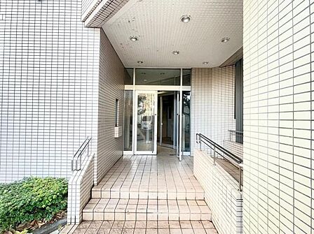 屋根つきのエントランスです。