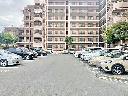 駐車場があるため車通勤の方にも安心なマンションです。(空き状況は要確認)