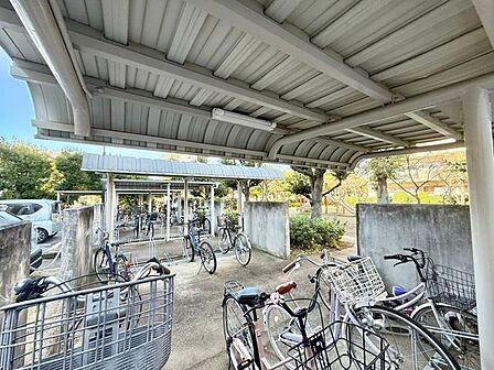 区画がしっかりと分けられている屋根付き駐輪場。