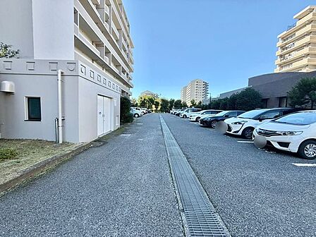 駐車場があるため車通勤の方にも安心なマンションです。(空き状況は要確認)