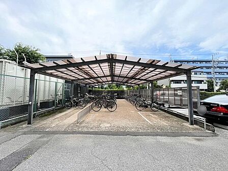 屋根付き駐輪場。