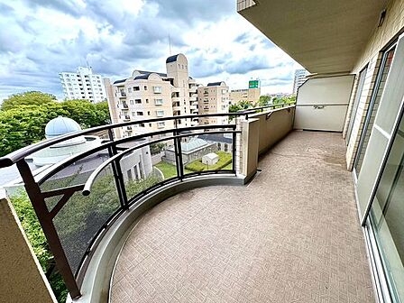 広々バルコニーは、ご家族のお布団をたっぷり干せます。