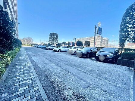 駐車場があるため車通勤の方にも安心なマンションです。(空き状況は要確認)