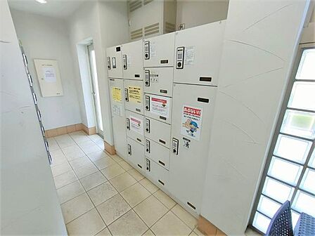 宅配ボックス完備。お仕事が忙しく不在が多い方も楽しみな荷物がスムーズに受け取れます。