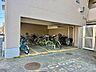 その他：区画がしっかりと分けられている屋根付き駐輪場。