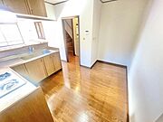 キッチン裏も広く、収納棚も設置可能