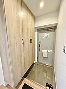 圧迫感のない玄関は、帰宅時の疲れを癒やしてくれる心地よい空間