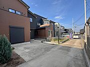 縦列駐車、またはＬ字で駐車が可能です