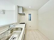 立って、振り向いて、動いてみてください。料理する自分を想像すると実感がわきますよ！