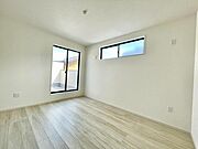バルコニーに繋がるお部屋は解放感がありますね
