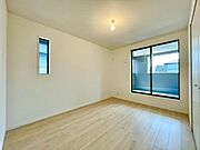 バルコニーに繋がるお部屋は解放感がありますね