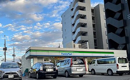 コンビニ ファミリーマート 千葉本町二丁目店　徒歩1分　68ｍ