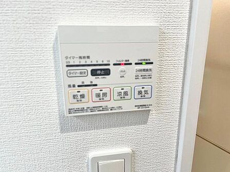 梅雨や花粉の時期に嬉しい浴室換気暖房乾燥機付き