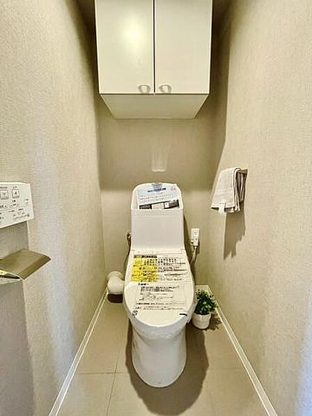 快適なウォシュレット機能付きトイレ!吊戸棚付きで掃除用具やストック品も隠せますね