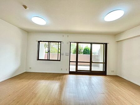 バルコニーに繋がるお部屋は解放感がありますね