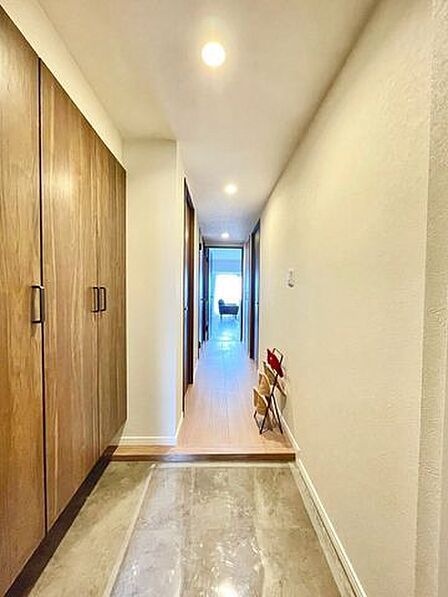 圧迫感のない玄関は、帰宅時の疲れを癒やしてくれる心地よい空間