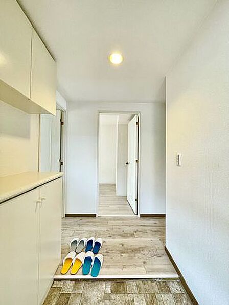 圧迫感のない玄関は、帰宅時の疲れを癒やしてくれる心地よい空間