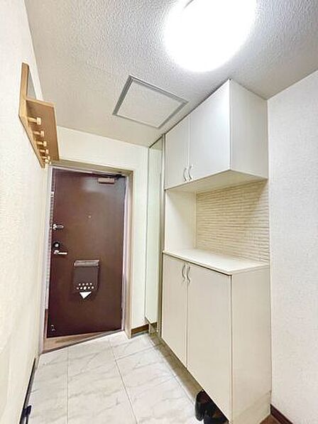 圧迫感のない玄関は、帰宅時の疲れを癒やしてくれる心地よい空間