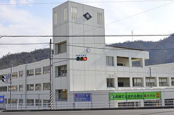 周辺：【小学校】熊野町立熊野第四小学校まで566ｍ