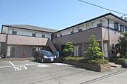 2002年築の綺麗なアパート。敷地内駐車場も有り。
