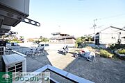 目の前は駐輪場のため閑静な住宅街