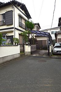 外観:駐車スペース付きのゆとりある住まい。前面道路は車の出し入れがしやすく、開放感のある住環境です。 外観:駐車スペース付きのゆとりある住まい。前面道路は車の出し入れがしやすく、開放感のある住環境です。