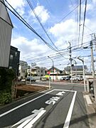 近隣には高層の建築物が少ない住環境です。
