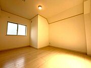 【3階洋室約6.0帖】東＆西2面採光のお部屋です。