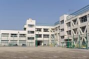 世田谷区立玉川小学校（923m）